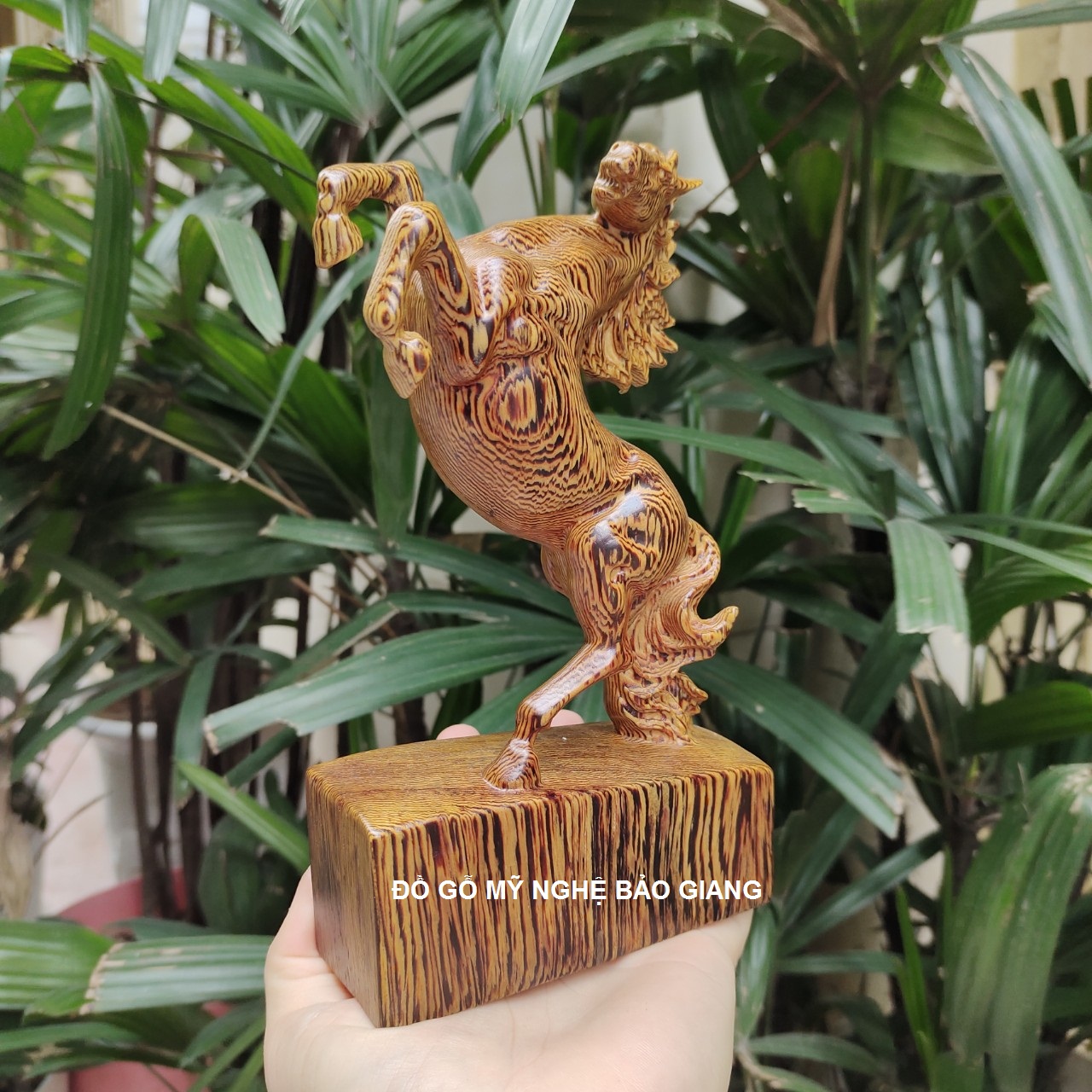 Tượng nhất mã phi thiên gỗ mun đuôi công