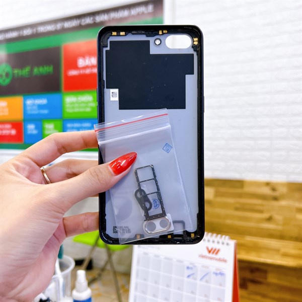 [ ẢNH THẬT ] Nắp lưng Oppo A3s chọt sim dưới như hình