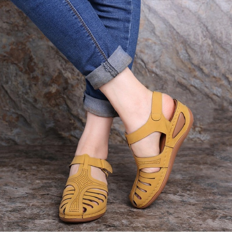 Giày sandals đế bằng kiểu retro