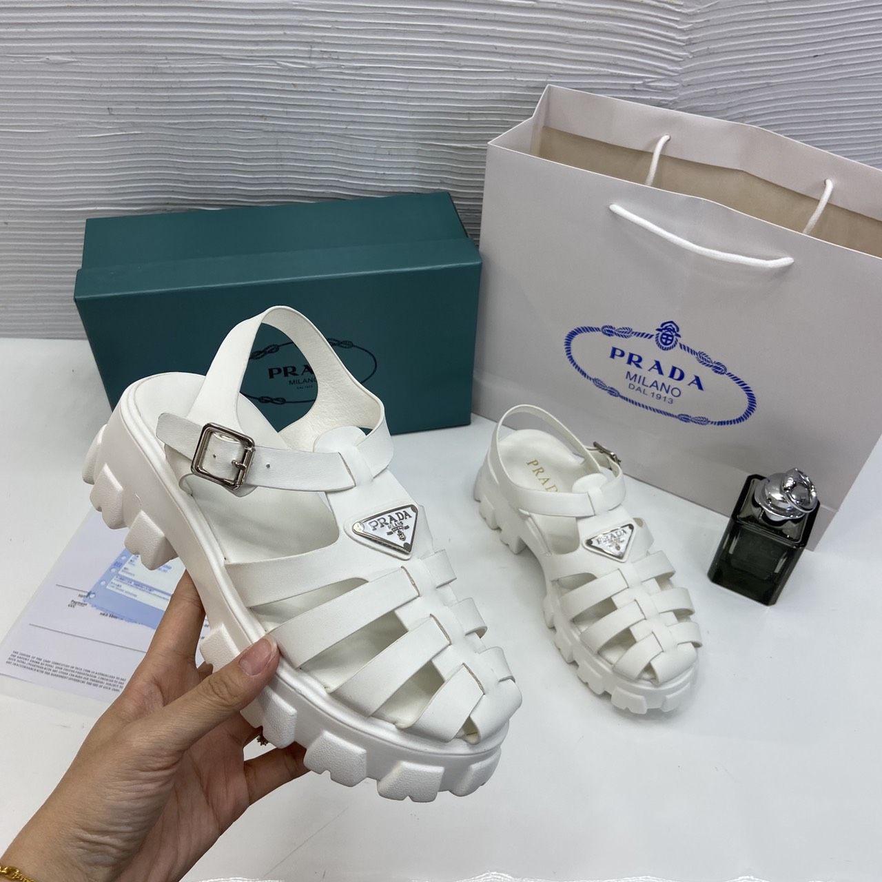 Sandal rọ e về trước hồng hàng Qccc