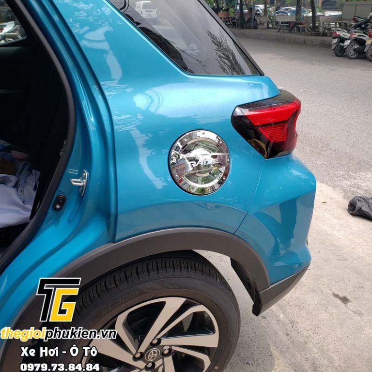 Ốp nắp bình xăng Toyota Raize 2021 mạ Crom