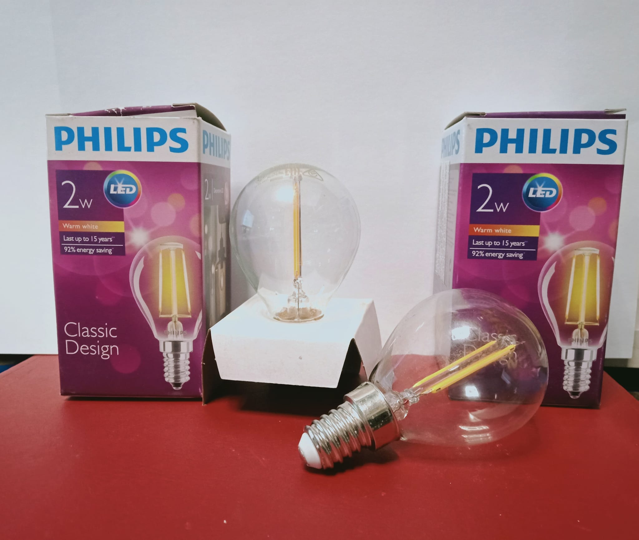 Bóng đèn Philips LED Classic 2W 2700K E14 BA35 tròn, nến