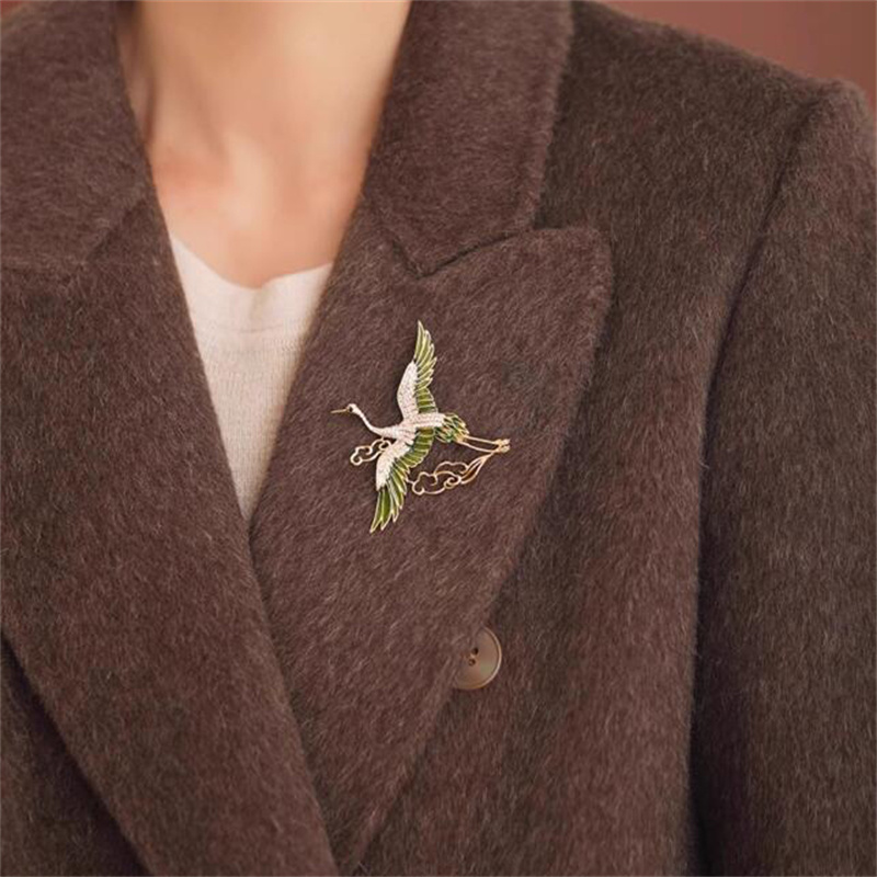 Chinese Style Elegant Rhinestone Green Enamel Wings Crane Clouds Brooches For Women Girls Flying Birds Lapel Pins Party Jewelry. 