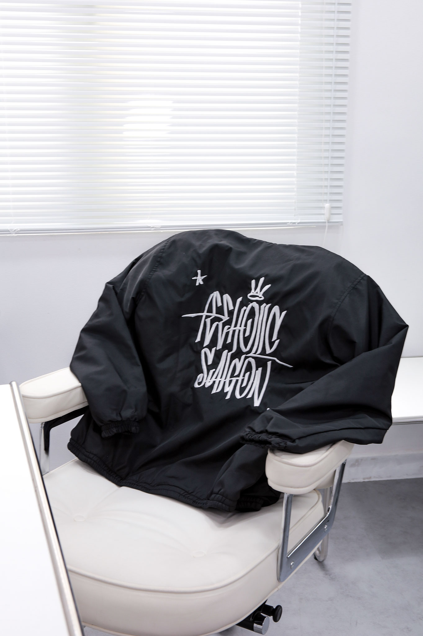 Áo Khoác Jacket TeeHolic Thêu Logo Màu Đen