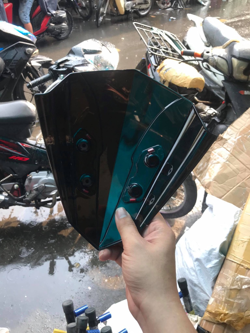 Mão/ Chắn gió Ốp đầu siêu nhân kiểu che ốc Winner X (ver2).