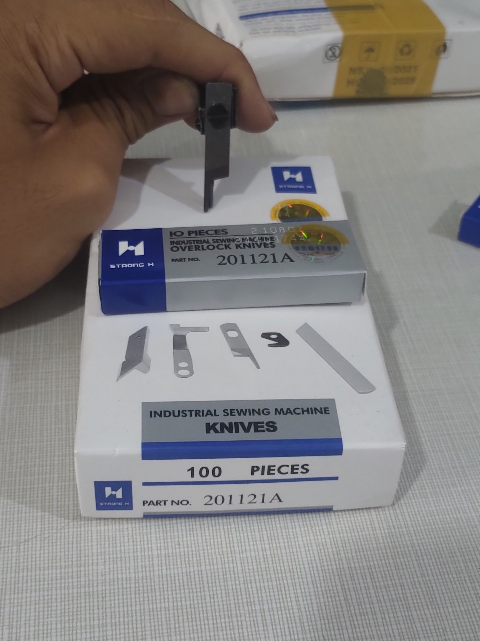 lưỡi dao trên vắt sổ siruba