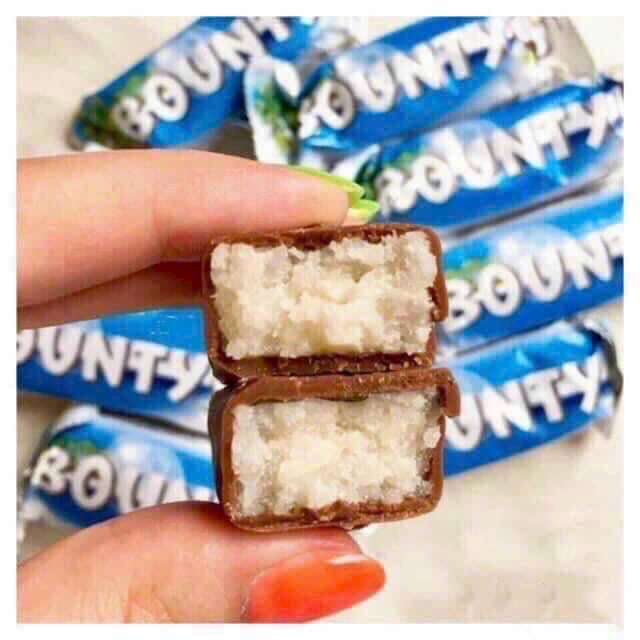 Socola nhân dừa Bounty Miniatures Chocolate 220g.
