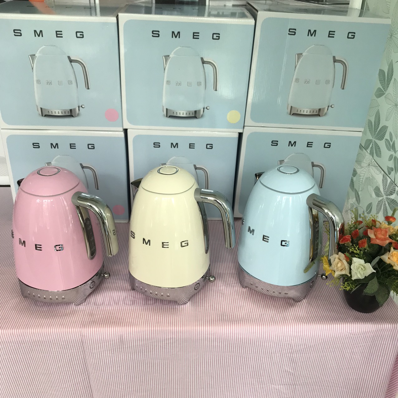 Ấm Đun Nước Siêu Tốc Smeg KLF04 (có chỉnh nhiệt + chức năng giữ ấm)