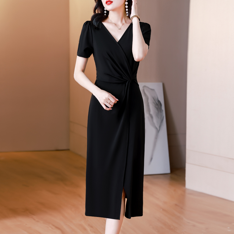 The classic Little black dress is preferred. In summer, the Hepburn style mid length style has a slim waist and a French style lady's temperament is light and luxurious