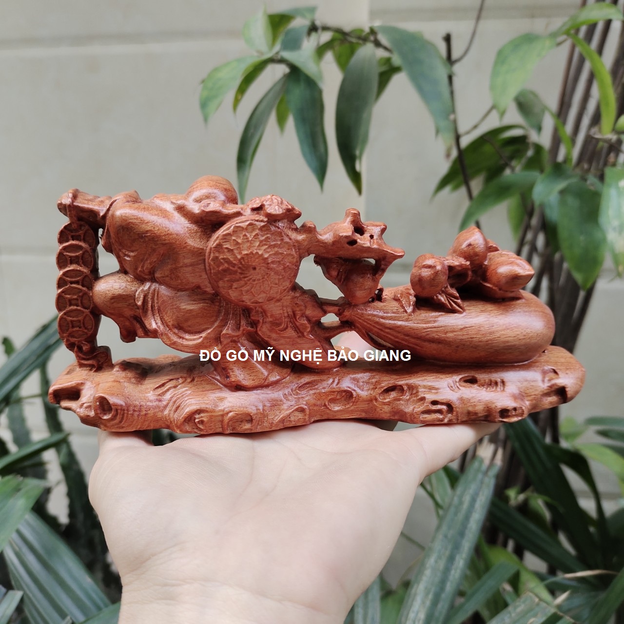 Tượng phật di lặc để ô tô gỗ hương
