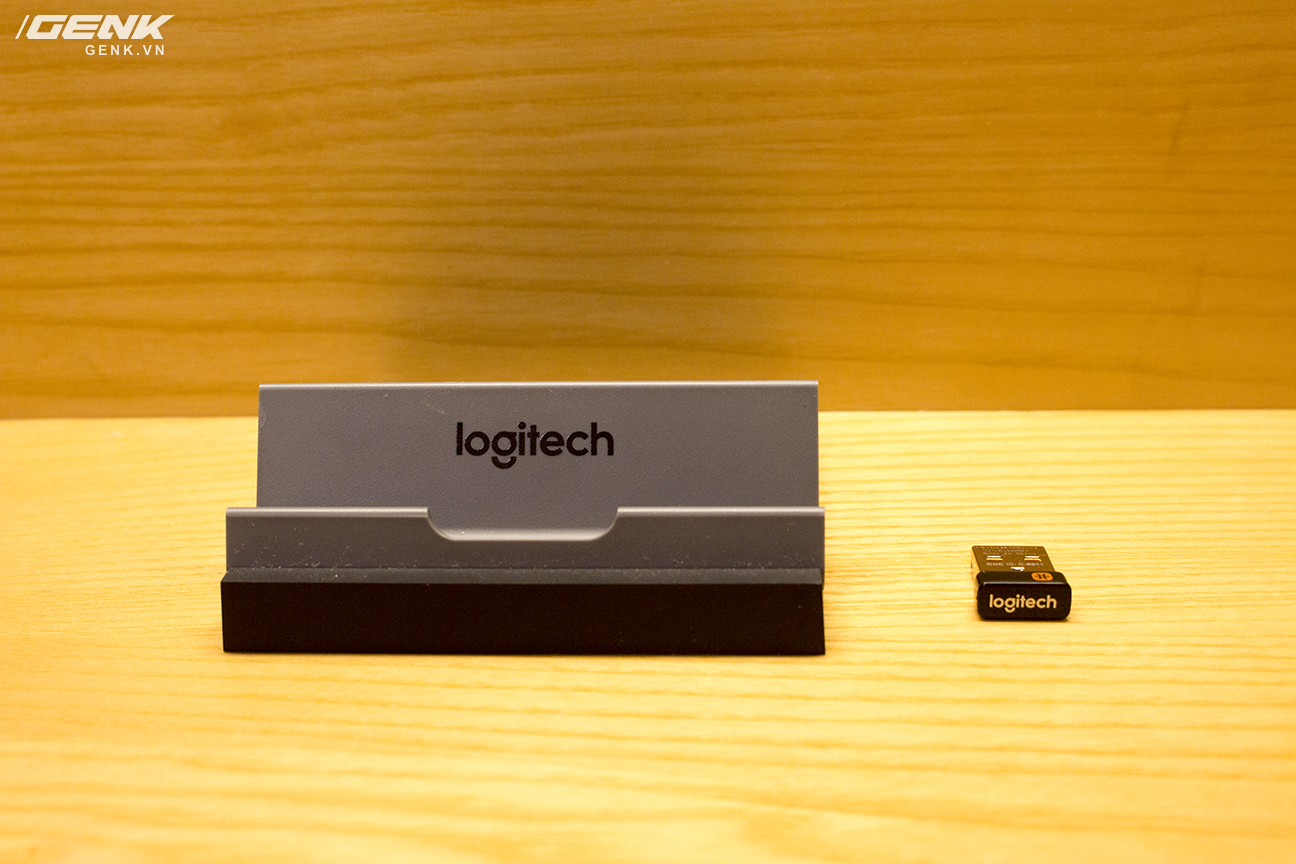 Bộ bàn phím không dây và giá đỡ LOGITECH K375s