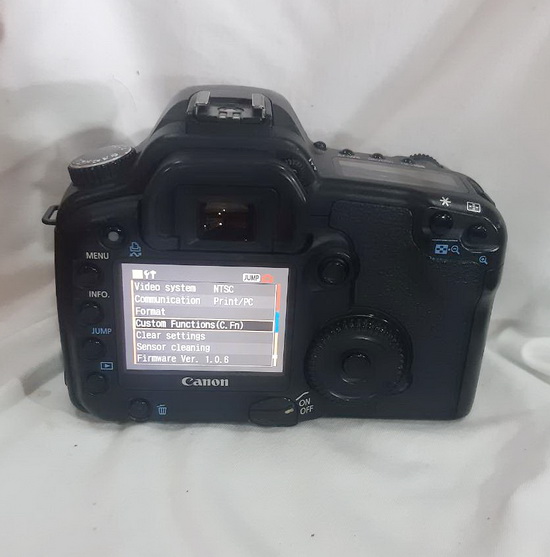 ขายกล้อง Canon 30D พร้อมเลนส์ Canon 18-55 Is มีระบบกันสั่นที่ตัวเลนส์  เป็นเลนส์ตัวเดียวเที่ยวไปทั่วโลก กล้อง Canon 30D กล้องระดับกลาง หรือ  Advance ของตัวคูณของแคนนอน ระบบกล้องทำงานได้เต็มทุกระบบ สภาพภายนอก สภาพดี  ใช้งานน้อย รุ่นนี้แคนนอนเคลมการใช้งานอย ...