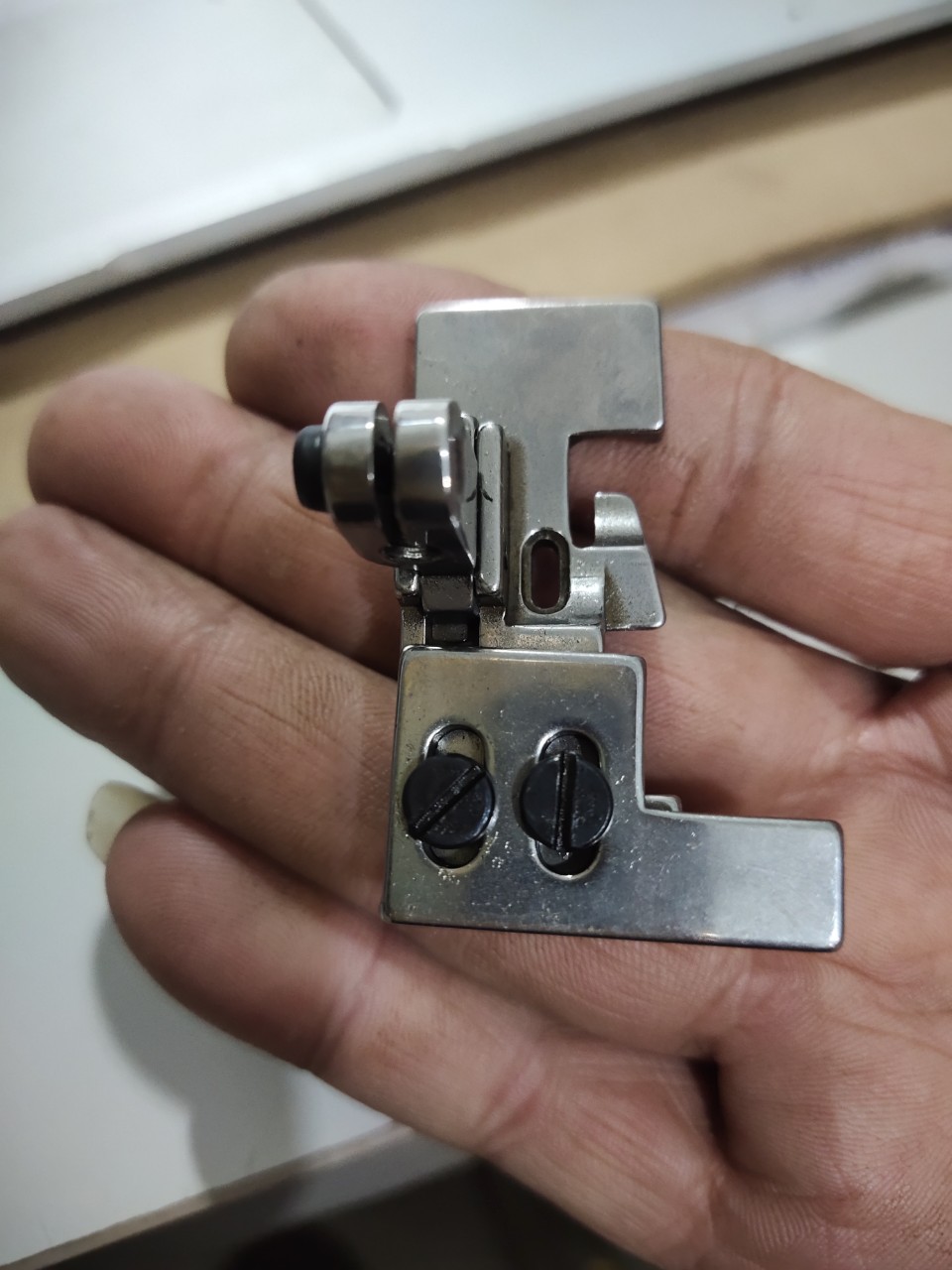 chân vịt nhún máy vắt sổ 4 chỉ và 5 chỉ
