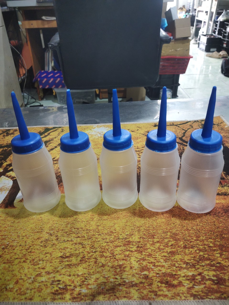 bình nhựa nhỏ dầu