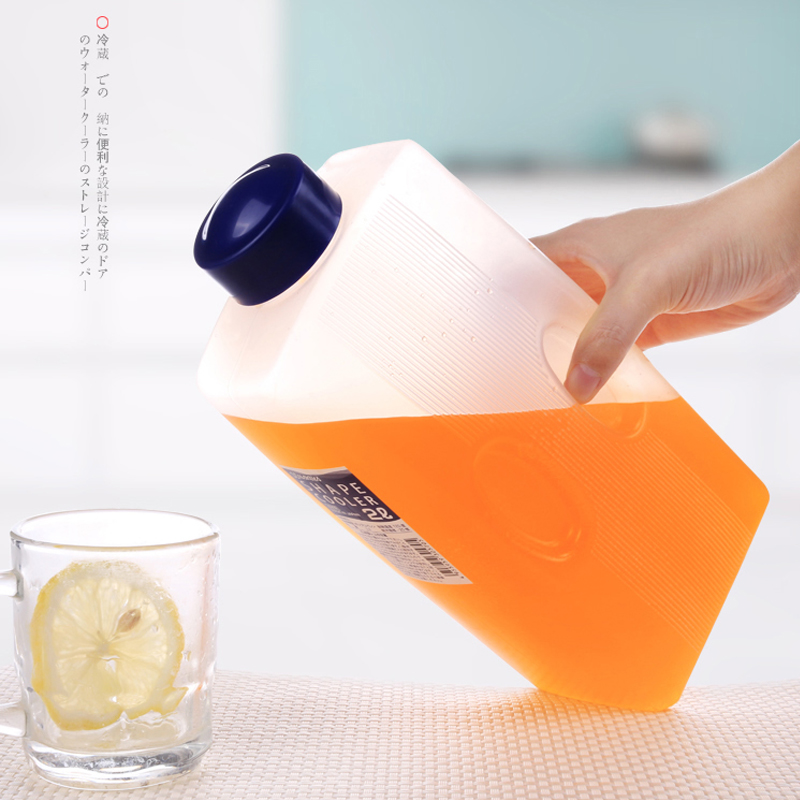 Bình đựng nước 2L nắp vặn Nakaya Nhật Bản