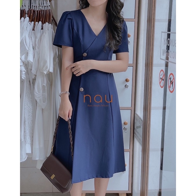 Đầm cổ V nút gỗ tà đắp chéo dây cột eo