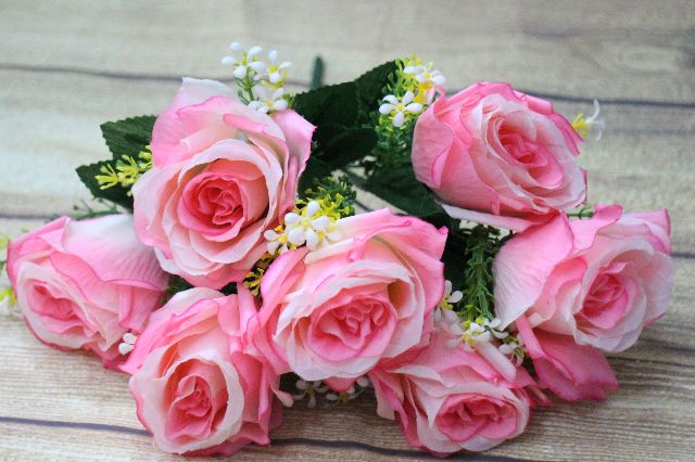 Cụm hoa hồng lụa 7 bông cao cấp