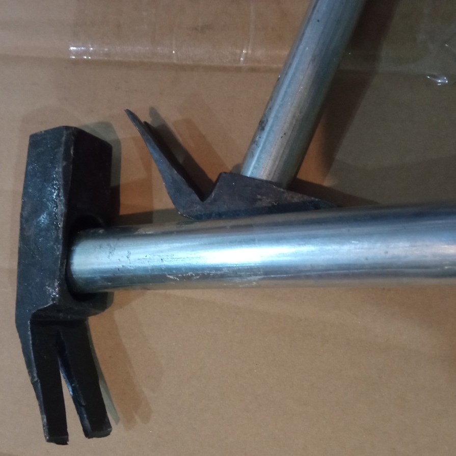 Búa sắt nhổ đinh cán tuýp loại trung