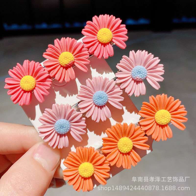 Sét 2 cặp tóc mái ba bông hoa cúc xinh xắn ( giao màu ngẫu nhiên )