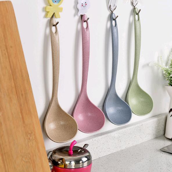 Vá nhựa múc canh nhiều màu