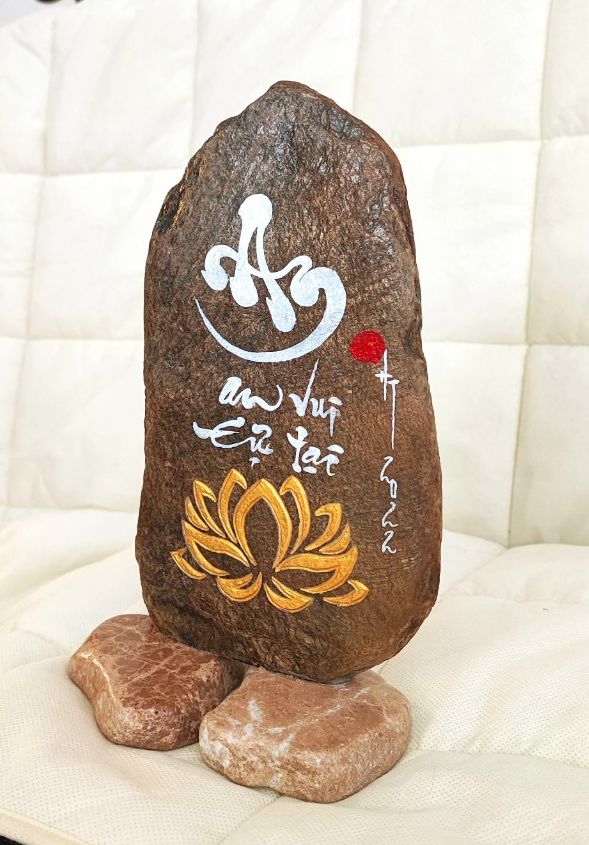 Thư pháp trên đá chữ An ( hoa sen khắc)