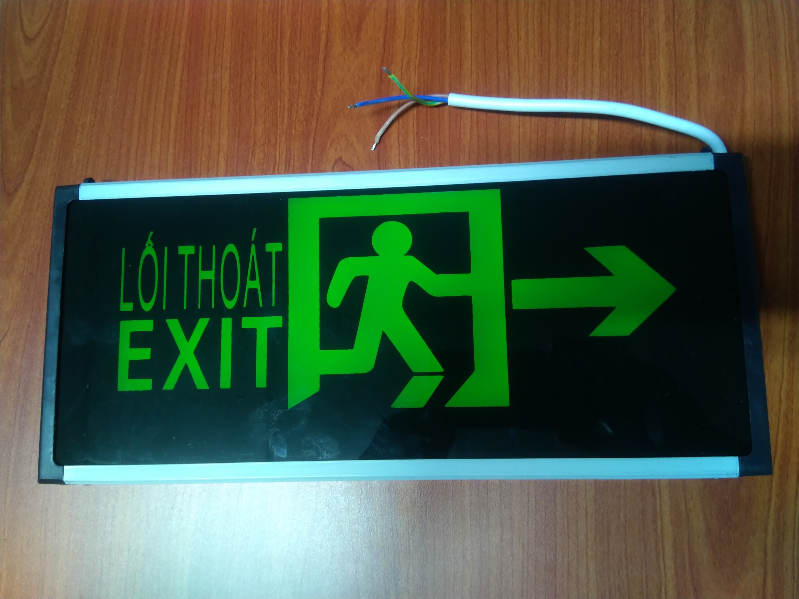 Đèn exit , công suất 3W, gồm 4 loại đèn exit thường, đèn exit lối thoát, đèn exit mũi tên xuống, đèn exit mũi tên ngang, bền, thông dụng