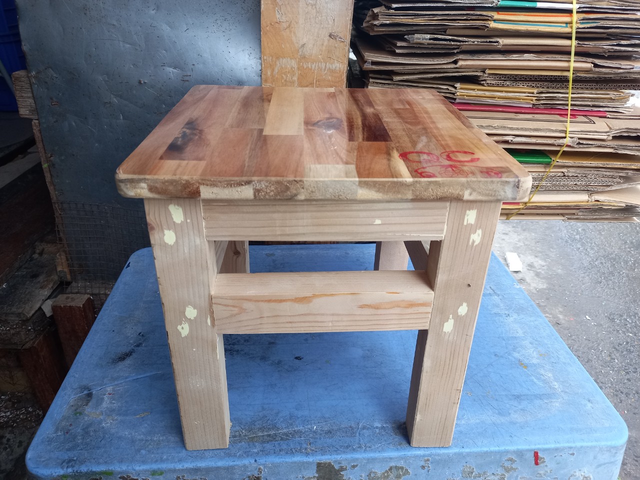 Ghế đôn bằng gỗ thông vuông 30 cm