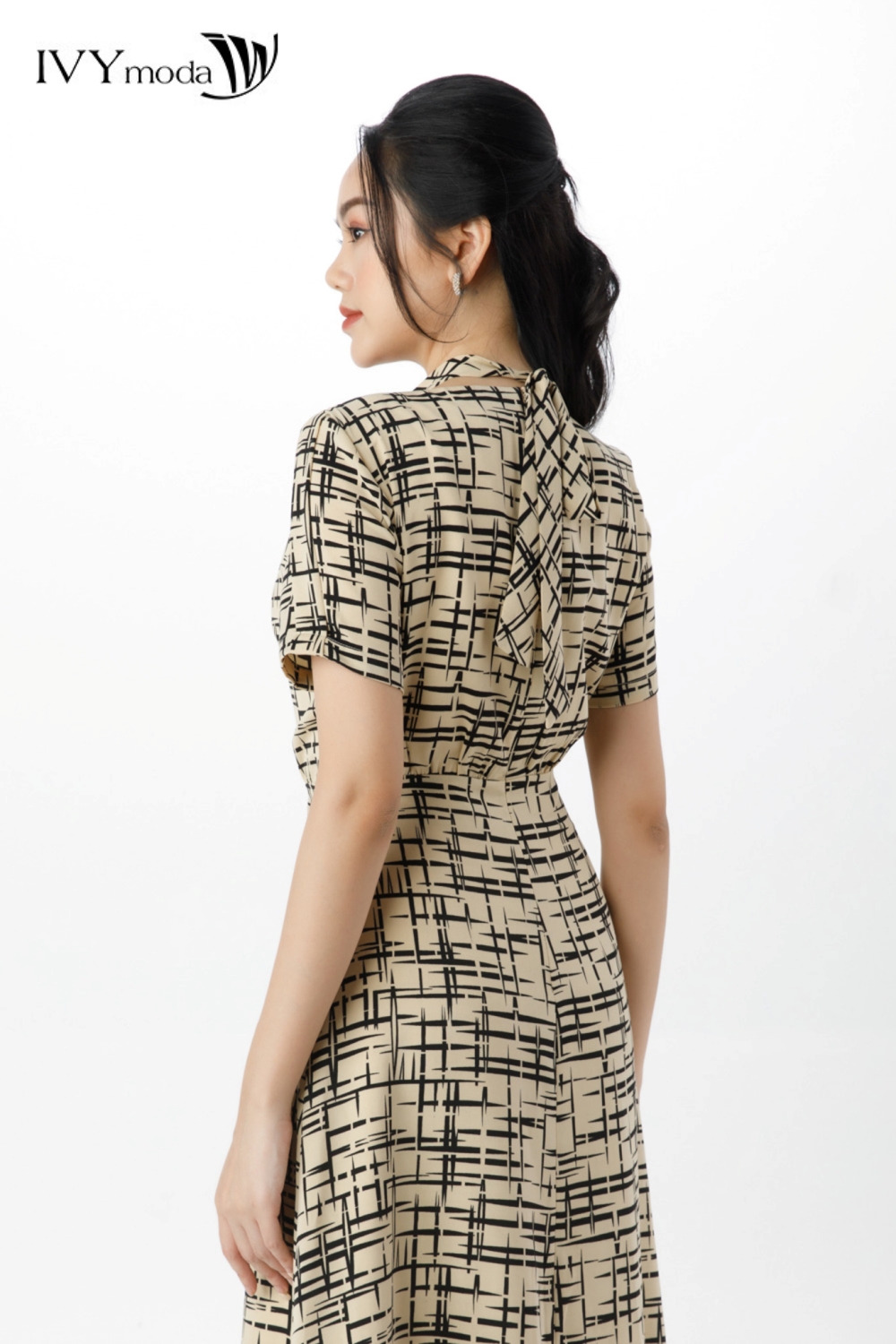 Đầm lụa Cut-Out nhấn eo IVY moda MS 48M7493