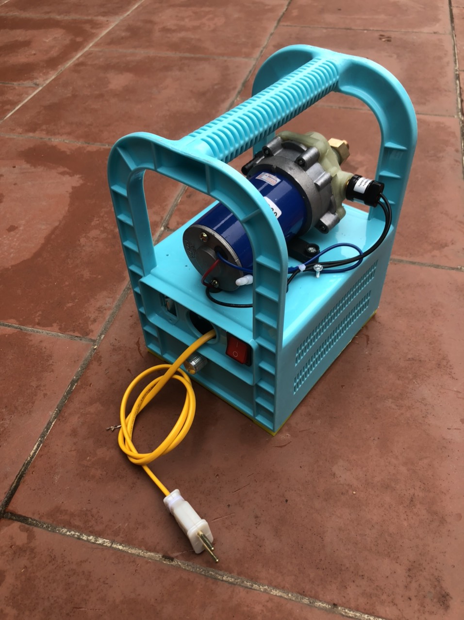 Máy bơm áp lực 12v model 2800 120w kèm nguồn 12v 10a có hộp đựng quai sách tiện dụng