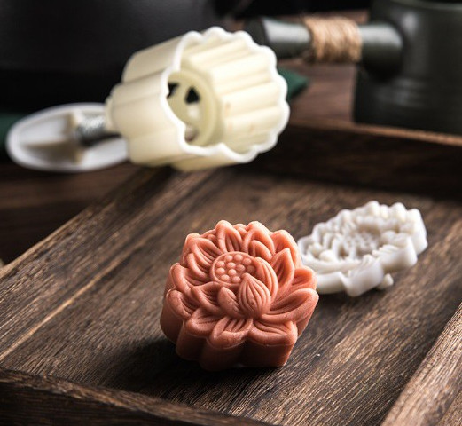 Khuôn trung thu lò xo 150gr 3D hoa sen