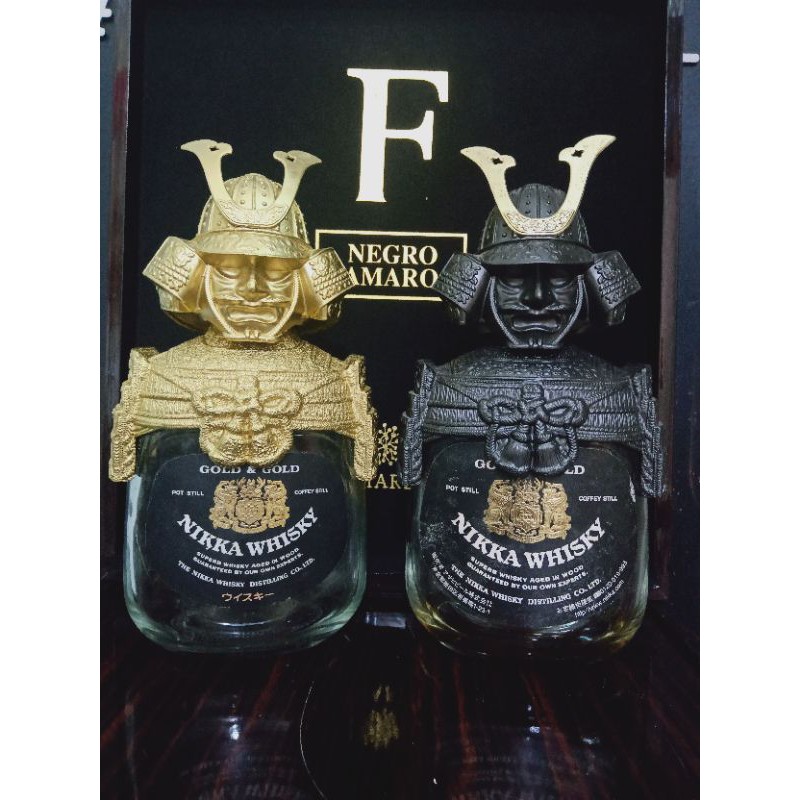 Vỏ CHAI kèm giáp Samurai độc lạ