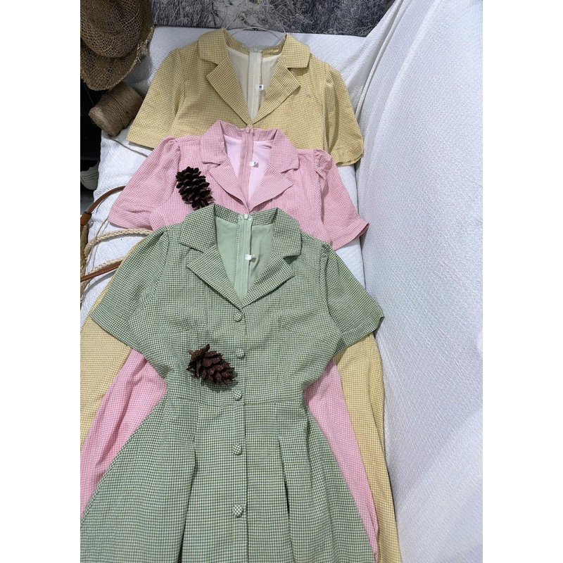 Đầm caro cổ vest nút bọc dáng dài