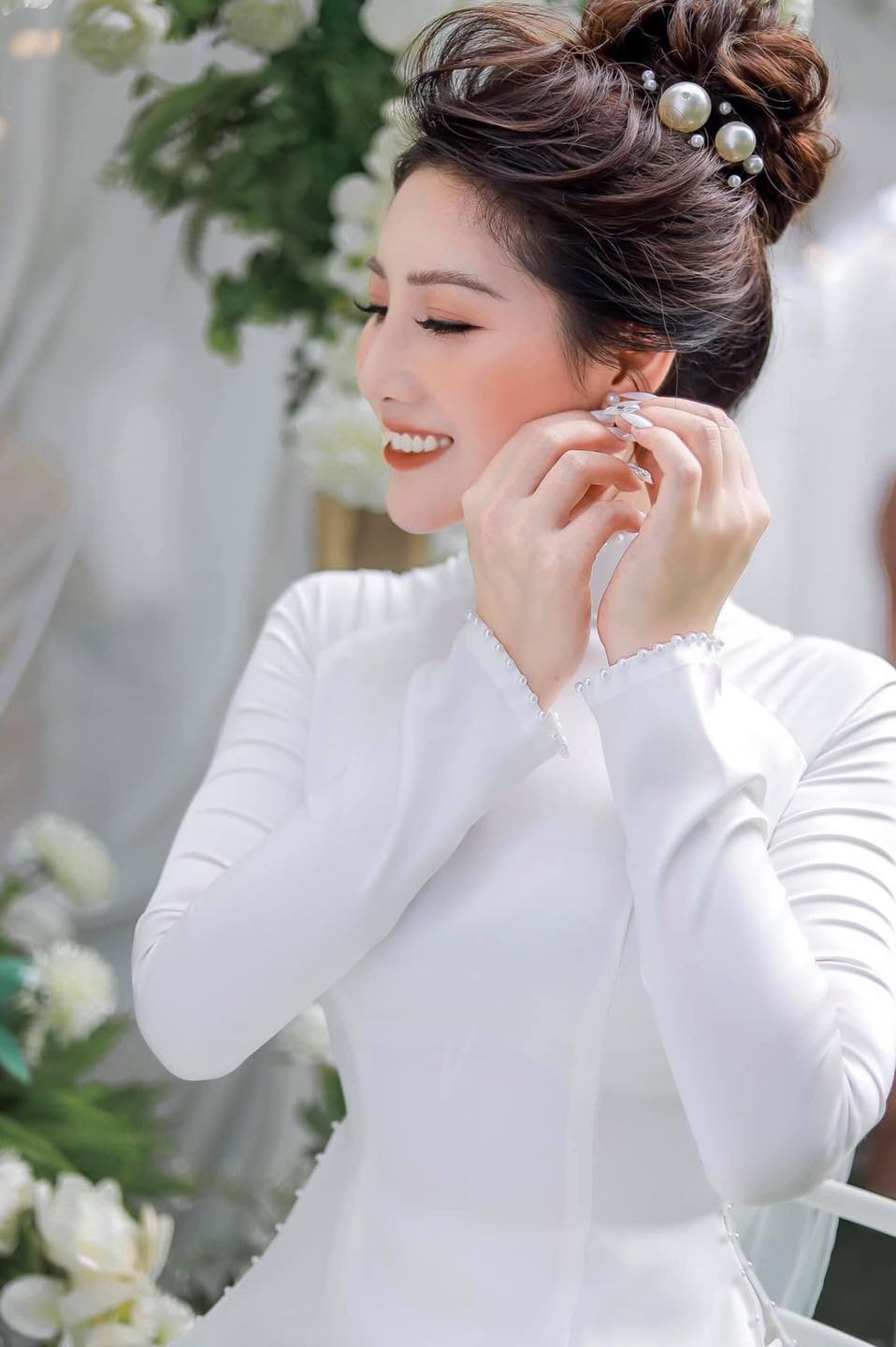 Áo dài trắng cô dâu 4 tà lụa ngọc trai, áo dài cưới