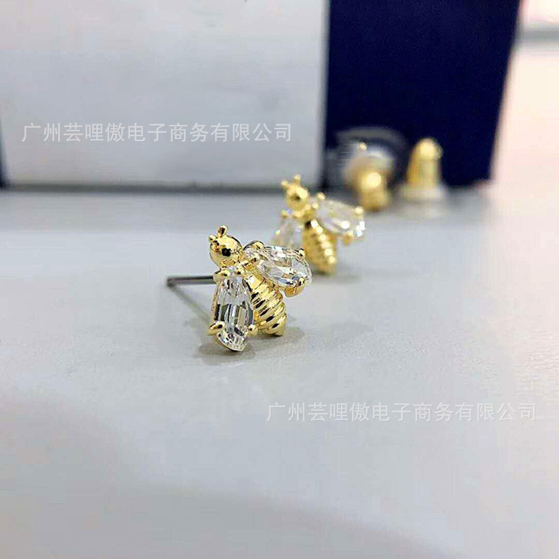 %E3%80%90Top%20Picks%E3%80%91Shi%20Jia%201:1%20Original%20Template%20Golden%20Hornet%20Simple%20Ear%20Studs%20Female%20Swarovski%20Crystal%20Earrings%20Female%20-%20Image%205