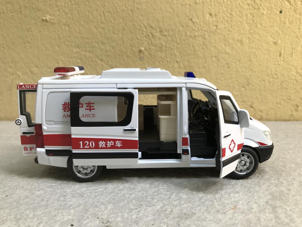 Mô hình xe CỨU THƯƠNG Mercedes 120 1:32