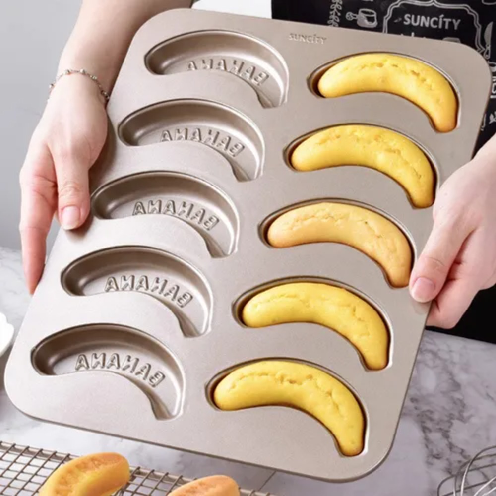 Bananas on my cake!😄 Funky design for... - Atlas pastry UAE | Facebook