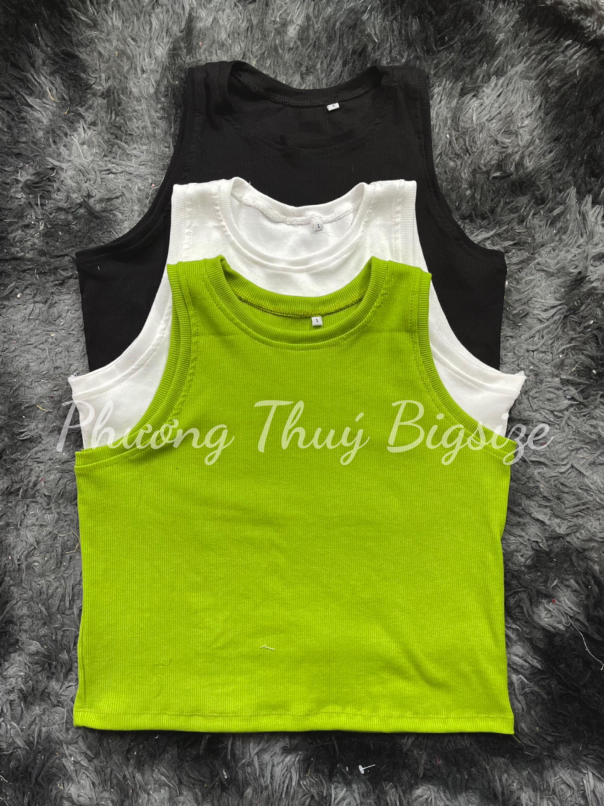 Áo croptop ba lỗ form body chất thun gân (Ảnh mẫu chụp tại shop).