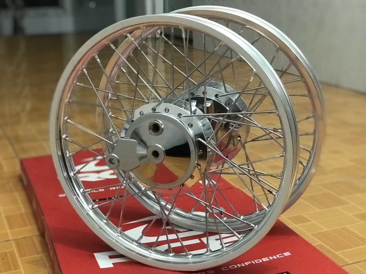 Cặp bánh dành cho wave và dream Full má đùm trước và sau mạ crom. Niềng nhôm solute thái