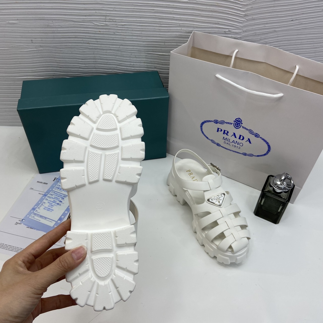Sandal rọ e về trước hồng hàng Qccc