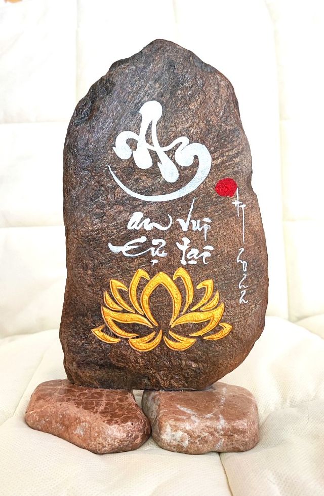 Thư pháp trên đá chữ An ( hoa sen khắc)