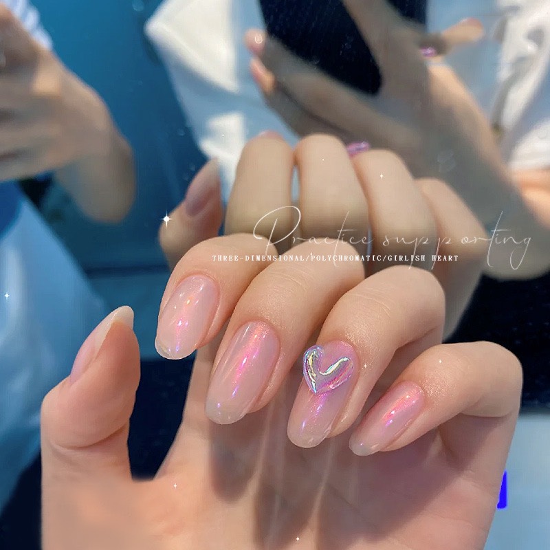 Charm hình tim có ánh sắc màu
