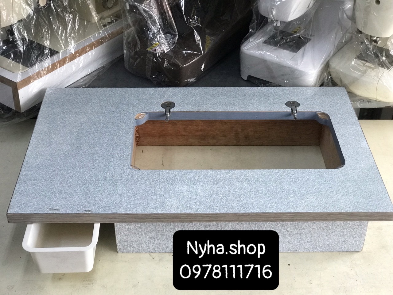 ĐẾ GỖ MÁY MAY CON BƯỚM CÓ ỐC BẢN LỀ (KHÔNG BAO GỒM ĐẦU MÁY)