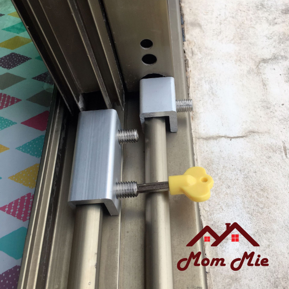 [HCM]Chốt khóa chặn cửa lùa cửa kéo chìa vàng - I014