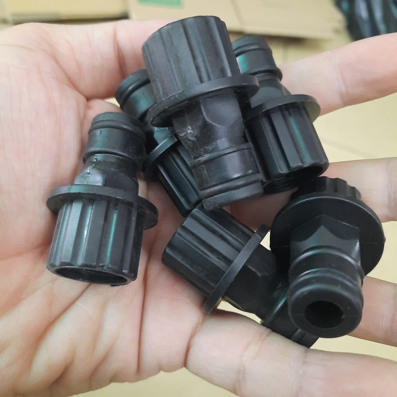 Đầu nối ren 18 ra nối nhanh 16 dùng cho máy bơm mini 12v