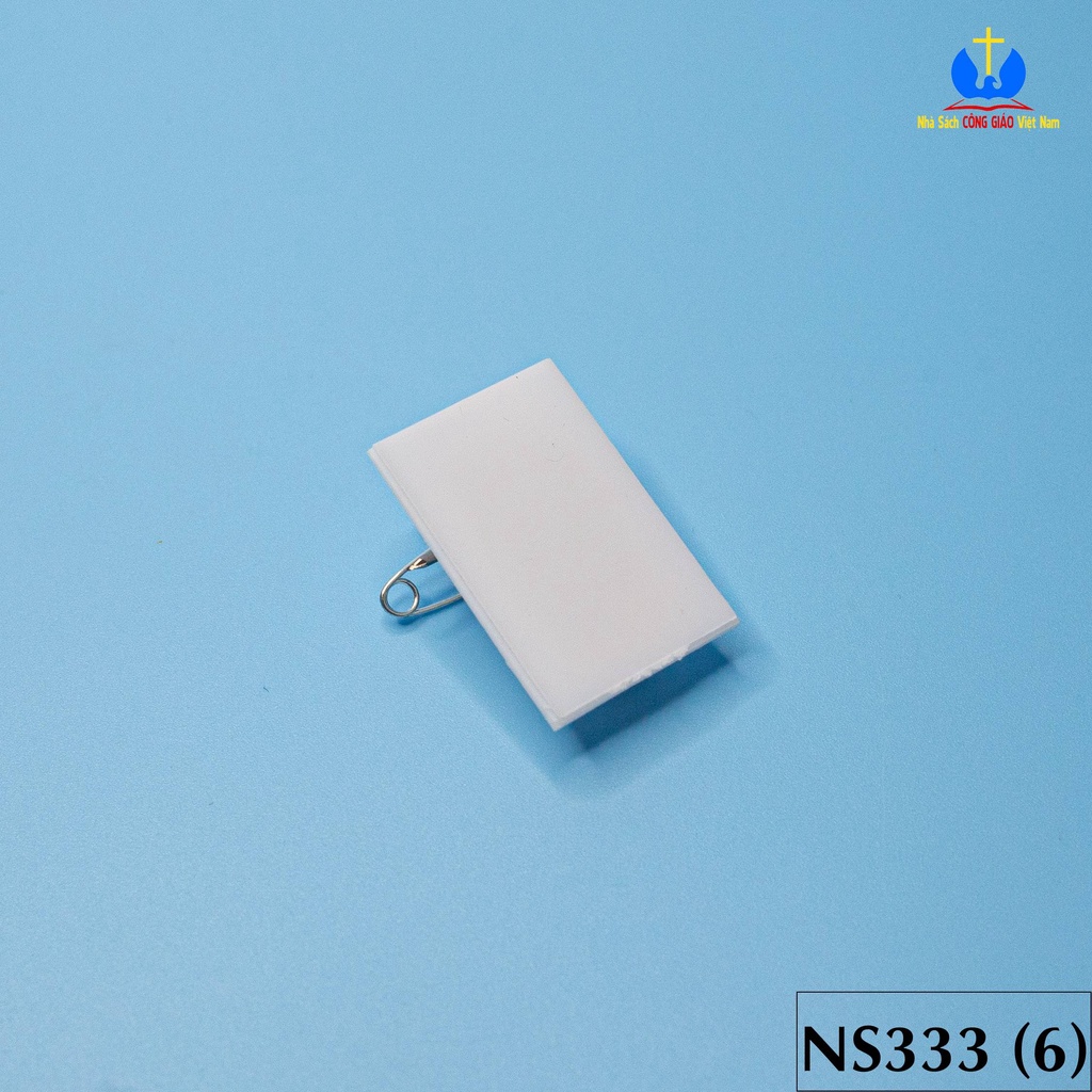 Kẹp đeo tang mica trắng đen cài áo NS333