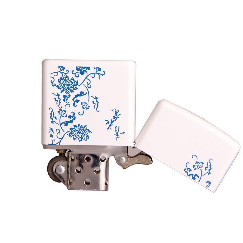 Bật Lửa Zippo Trắng Hoa Văn Xanh Đời La Mã ( Tặng Kèm Đá Bấc )