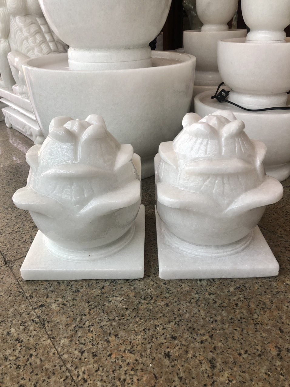 Cặp búp sen đá trang trí đá cẩm thạch trắng đế vuông trang trí mộ, đền thờ - Cao 22 cm