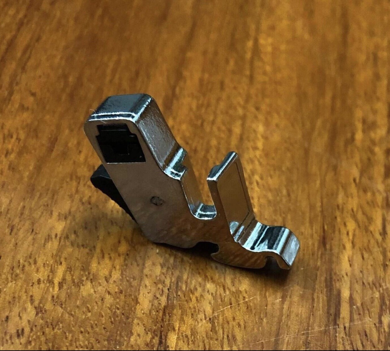 CỦ NỐI/ĐẾ GẮN CHÂN VỊT MÁY MAY GIA ĐÌNH