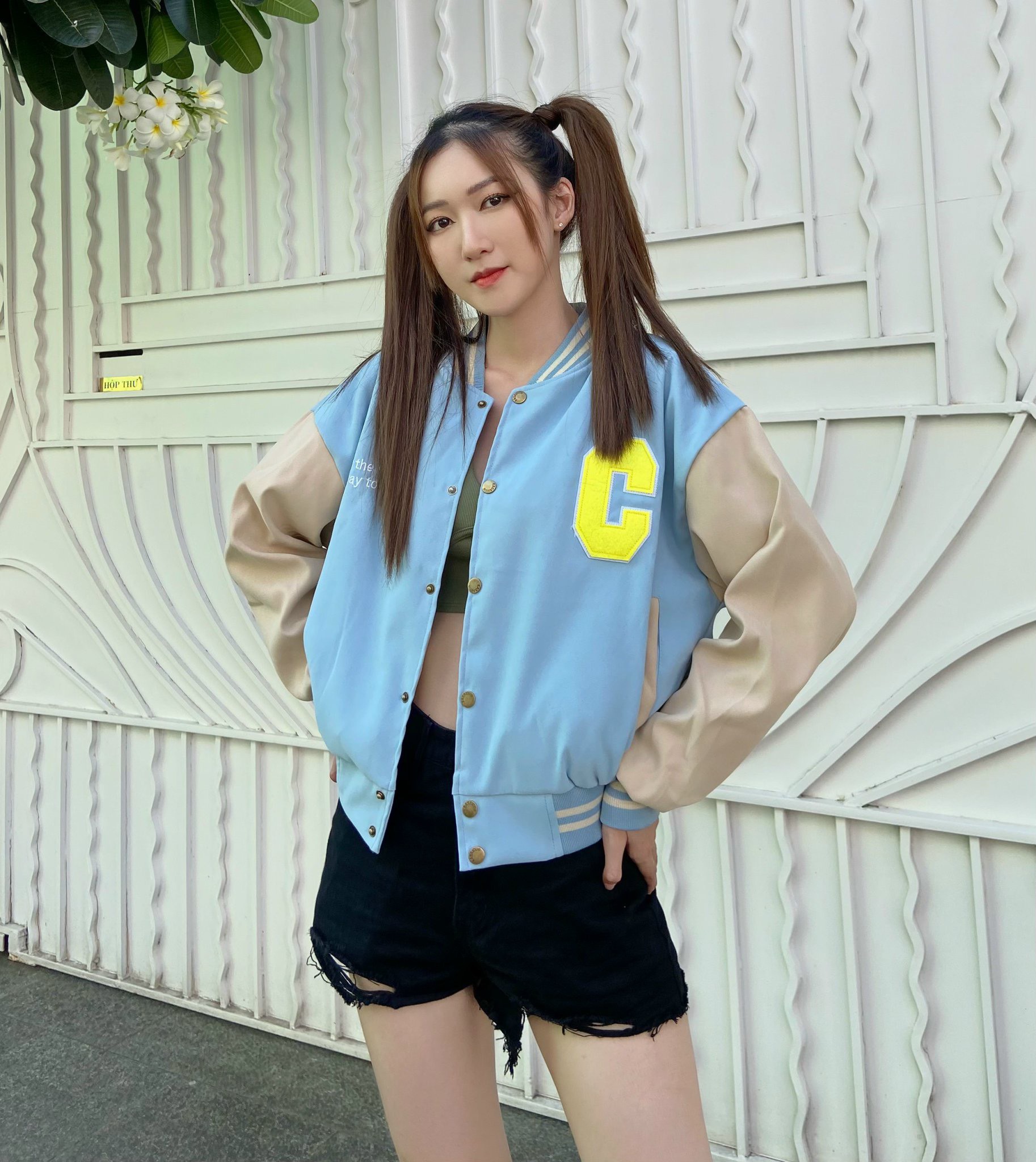 Áo Khoác Nữ Bomber Croptop Vải Da Lộn Cúc Bấm Thêu Chữ C Lớn Kèm Chữ Siêu Hot .TP