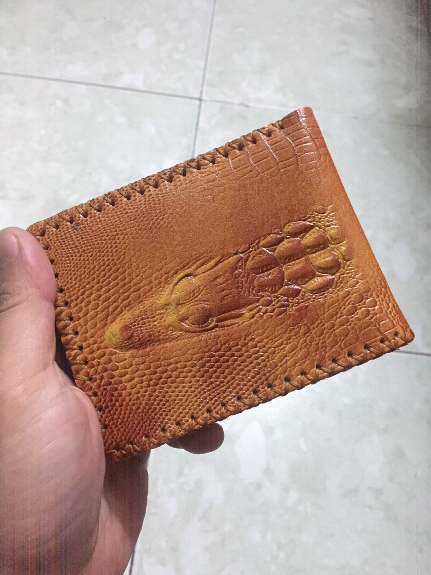 ví nam da bò dập vân cá sấu, màu vàng sậm